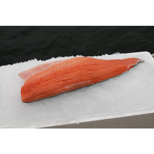 Laxfil&eacute; med skinn c-trim isad 1,1-2,4kg