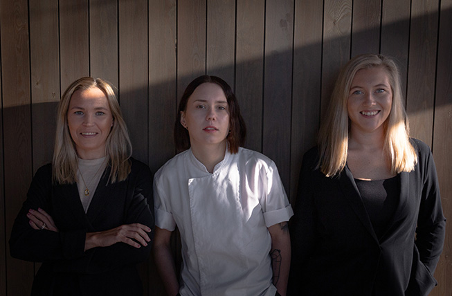 Kökschef Desirée Jaks, kreativt ansvarig, Spesso, Stockholm, tillsammans med beverage manager Janni Berndt Dahl och restaurangchef Malin Olander. Foto: Sofia Wahlström