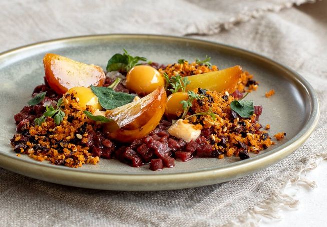 Tartar på Sarvinnanlår med confiterad äggula, bakad gulbeta och ostkräm ...