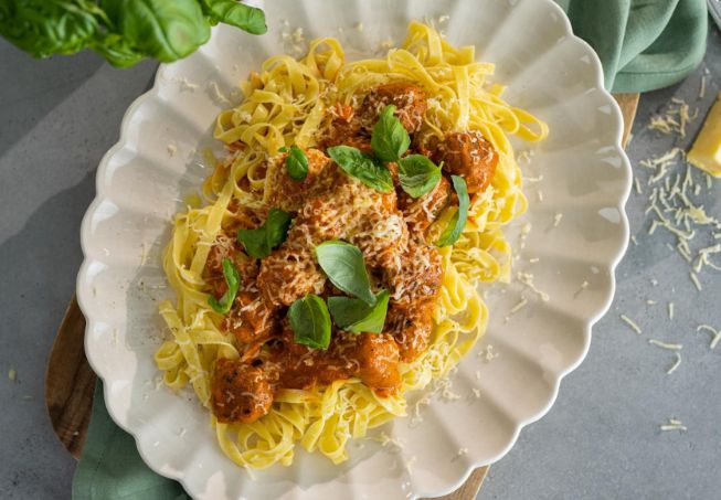 50/50 köttbullar i tomatsås med pasta | Martin &amp; Servera