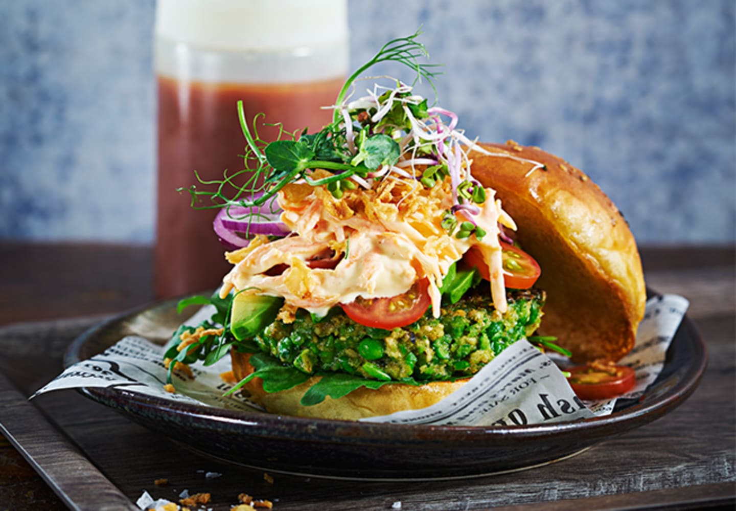 Grön ärtburgare med glutenfritt bröd