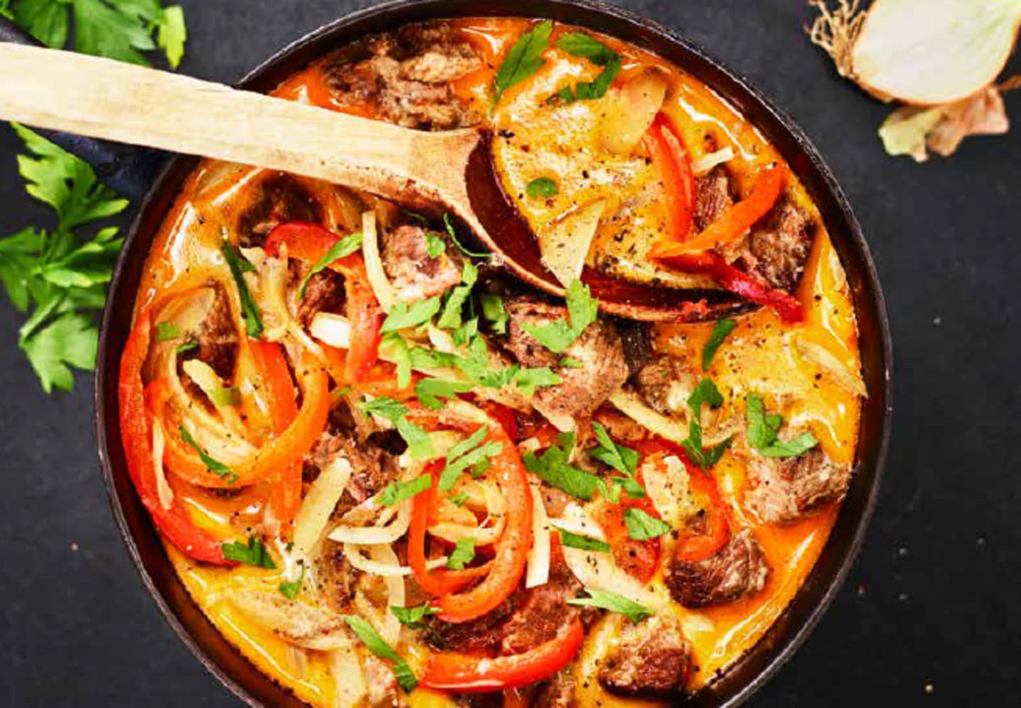 Högrevsgryta med syrad grädde och sambal