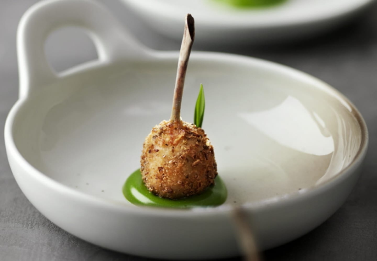 Kroketter på grillade kycklingvingar med ramslöksemulsion