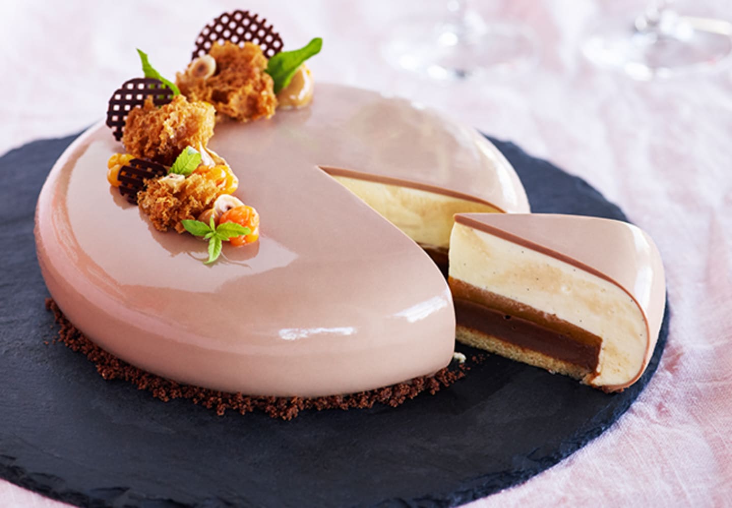 Hjortron, nougat och vaniljtårta