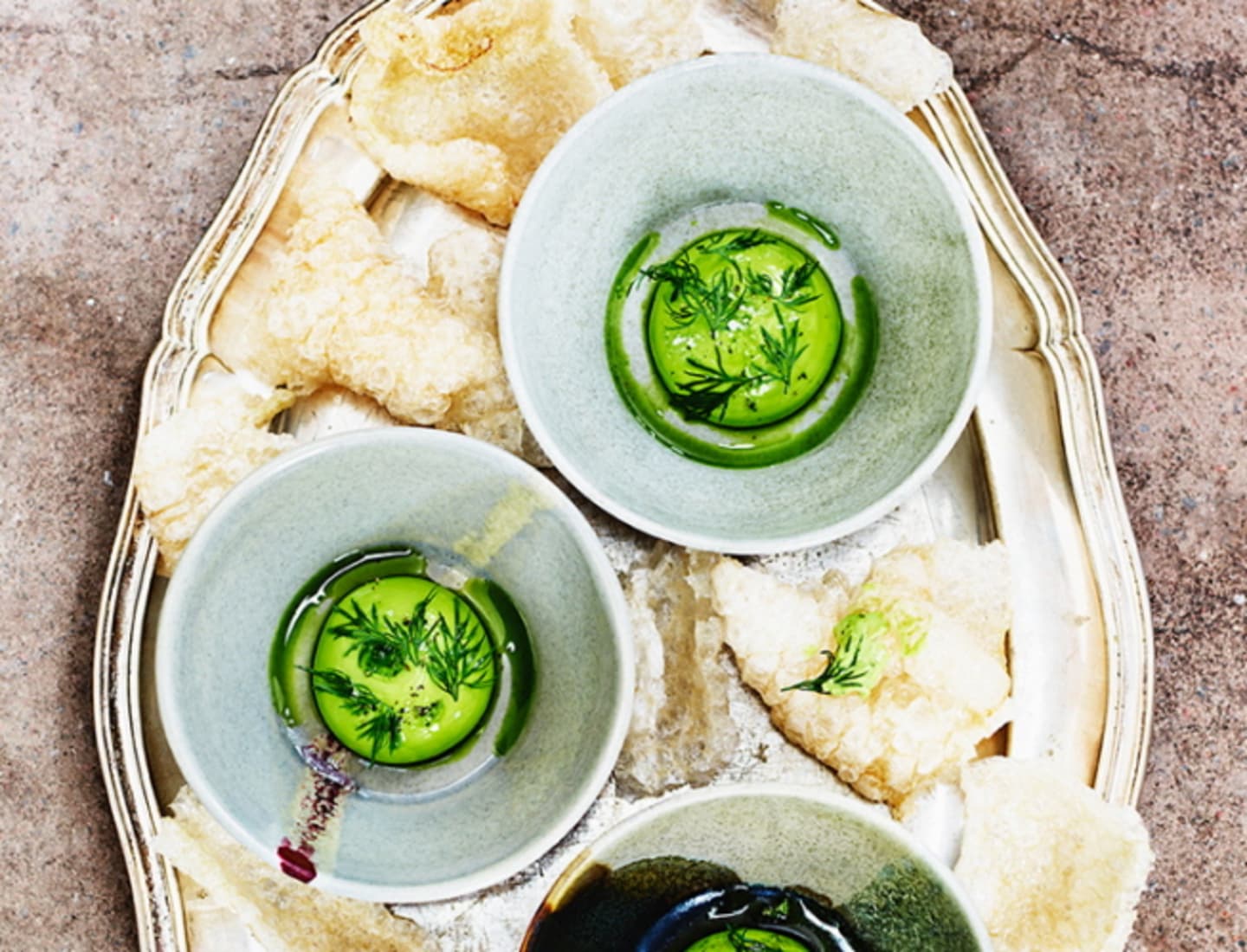 Puffade fläsksvålar med dill- och ättiksdipp