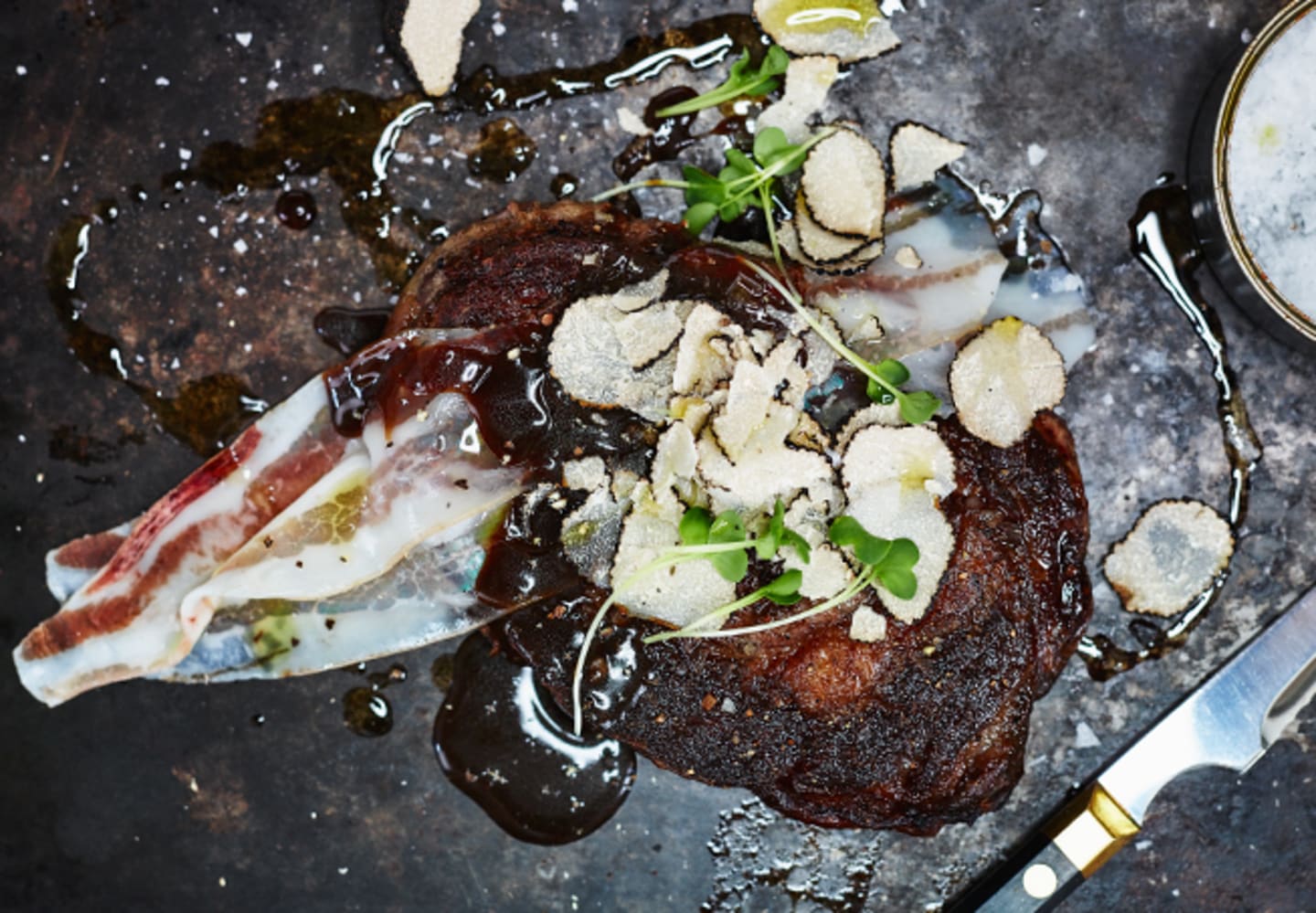 Wagyubiff med svart tryffelsås