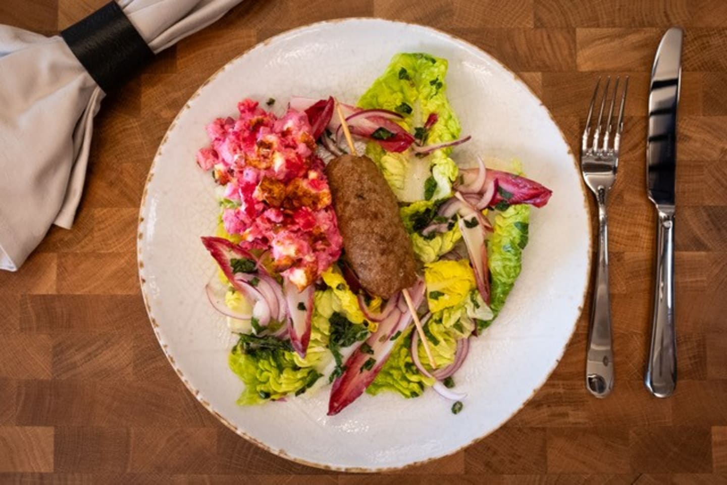 Fetaostgratinerad rödbetsgratäng med lammfärsspett och myntasallad