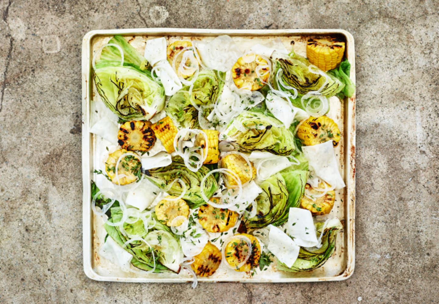 Paketeringen och presentationen av maten i skolrestaurangen är a och o. Det tar tid att förändra barnens vanor, barn är ofta lite skeptiska till att testa nya saker. En ny sallad till salladsbuffén kan kräva minst två veckors servering för att få acceptans.