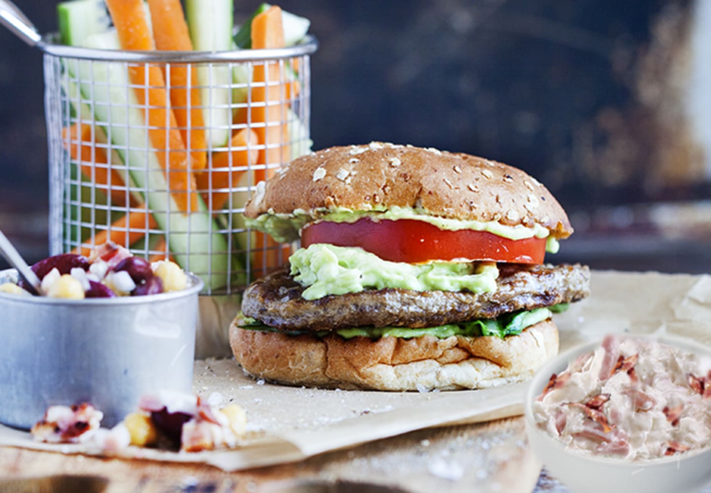 Förstekt hamburgare med guacamole och baconslaw