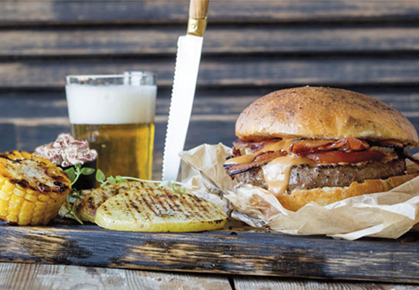 Hamburgare högrev bringa med grillade potatisskivor och majs