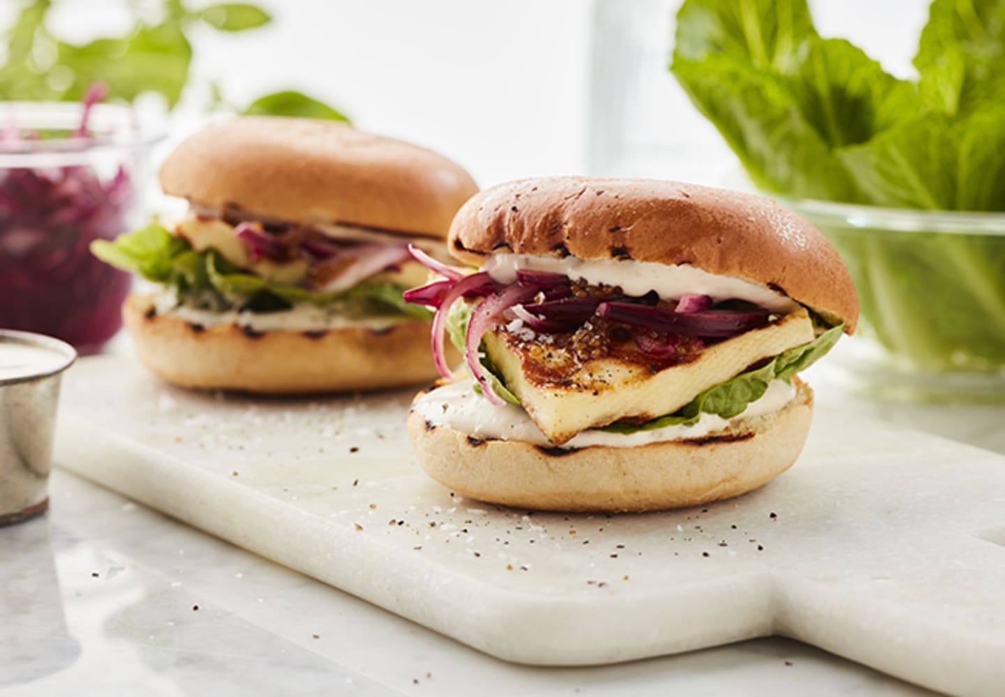 Grillad Pannoumiburgare med syrad lök