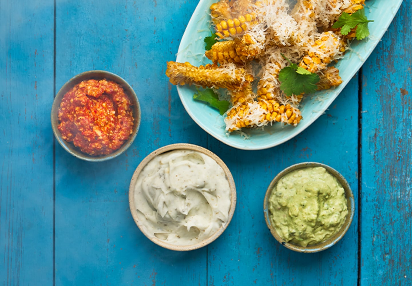 Corn Ribs med röd paprikadipp, avokadodipp och limekräm