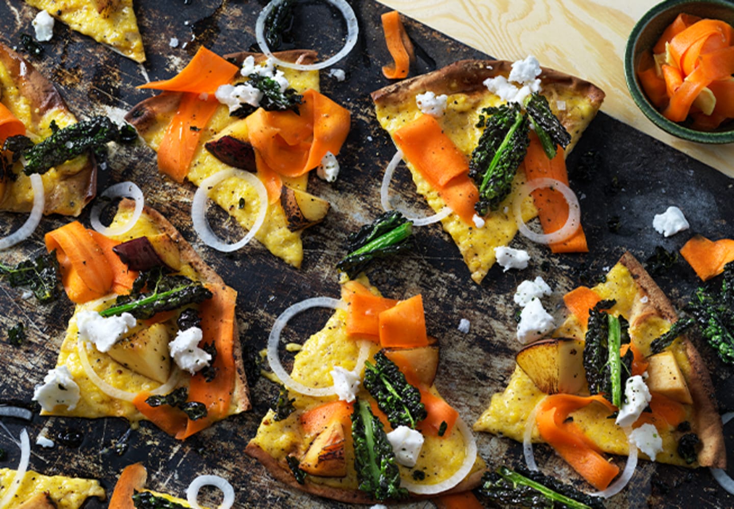 Flatbread toppad med krispig svartkål, syltad morot och rostade persikor