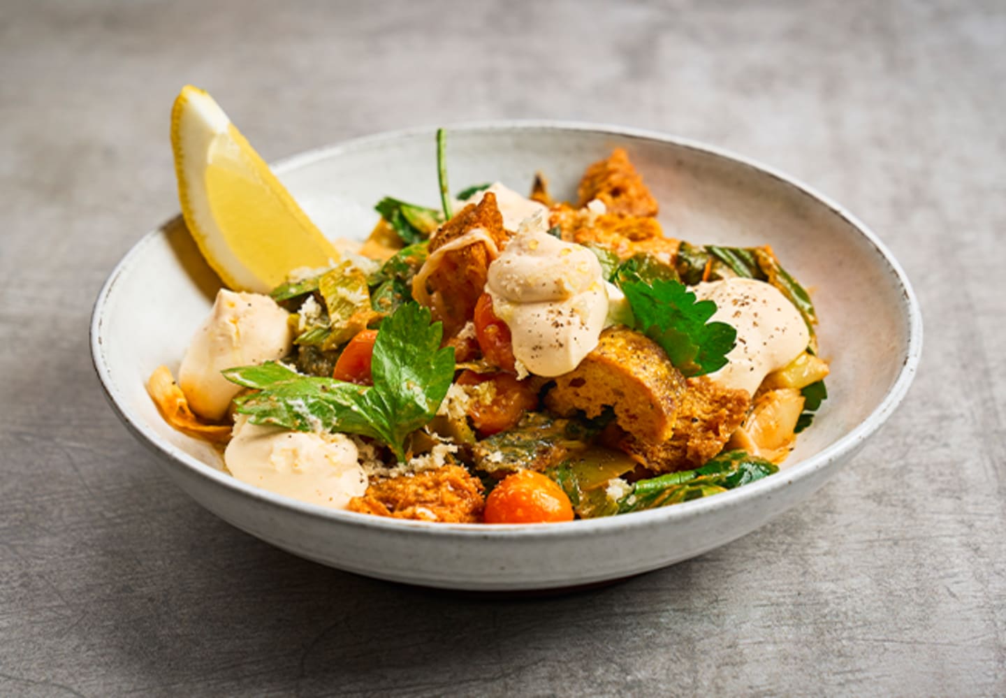 Krämig Panzanellasallad med chilispread