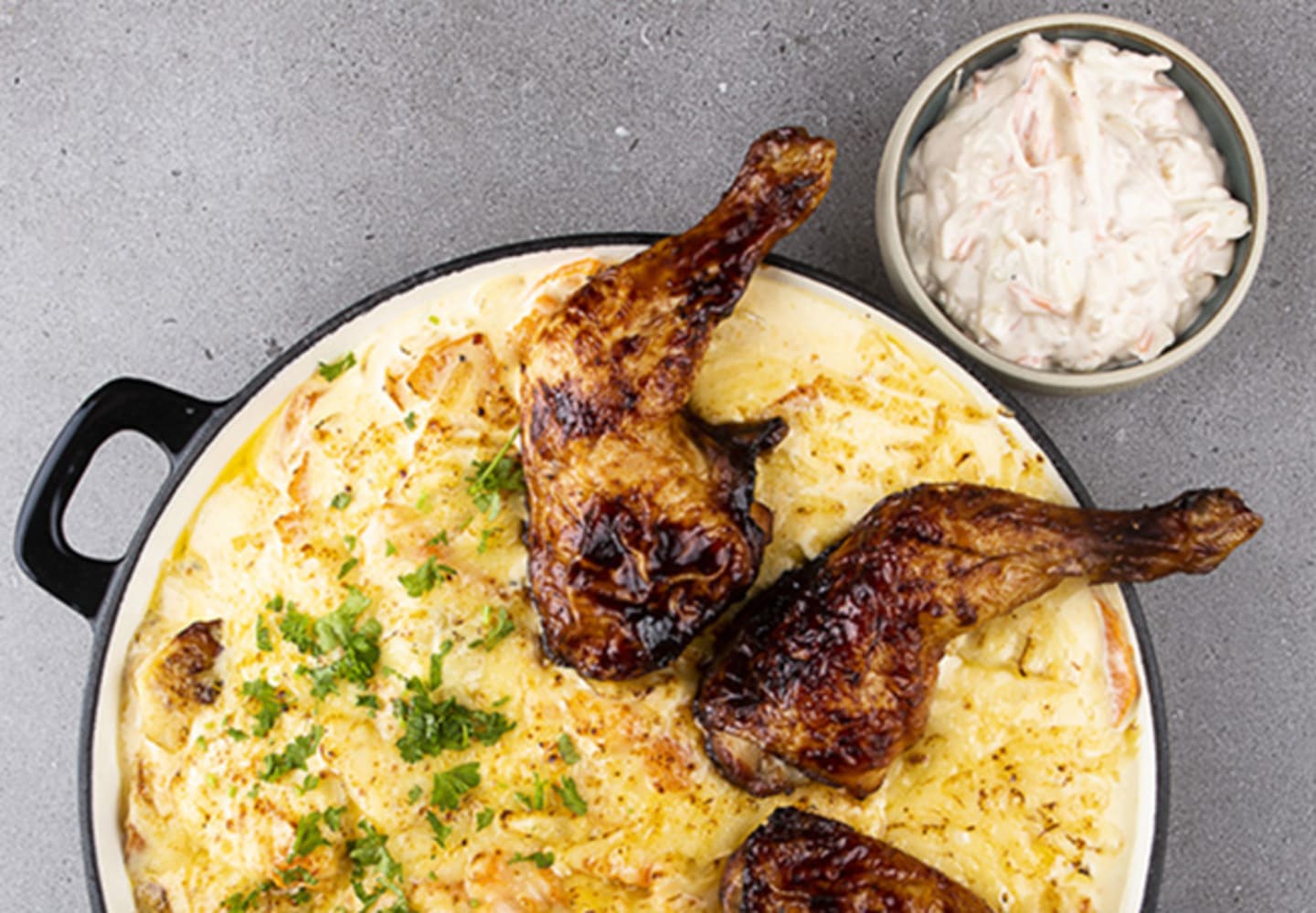 BBQ Kyckling med sötpotatisgratäng och coleslaw