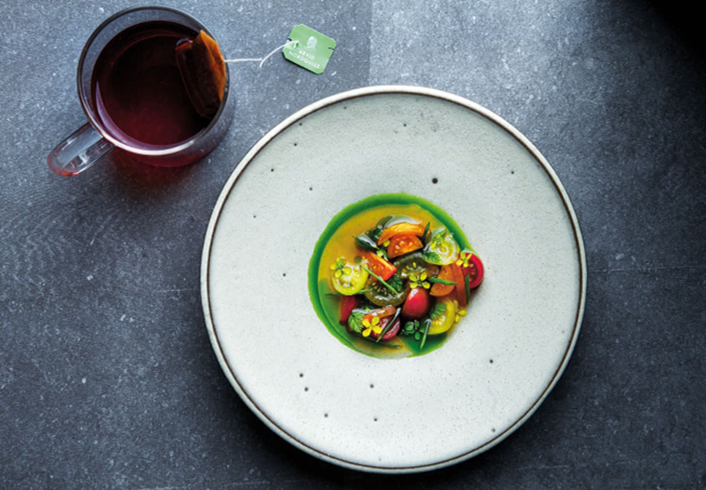 Vårig tomatsallad med teinfuserat tomatvatten