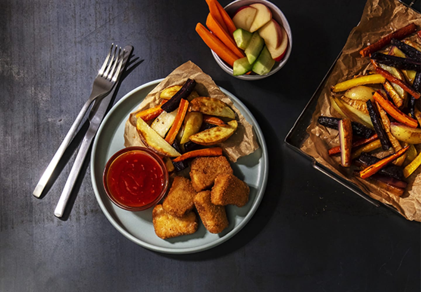 Crispy Nuggets med sötsur sås, grönsaksstavar och rostade rotfrukter