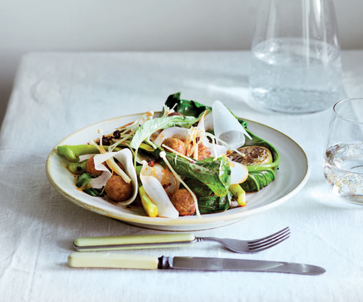 Vegobullar Ärta med chilistekt kål, rättika och sotad lime