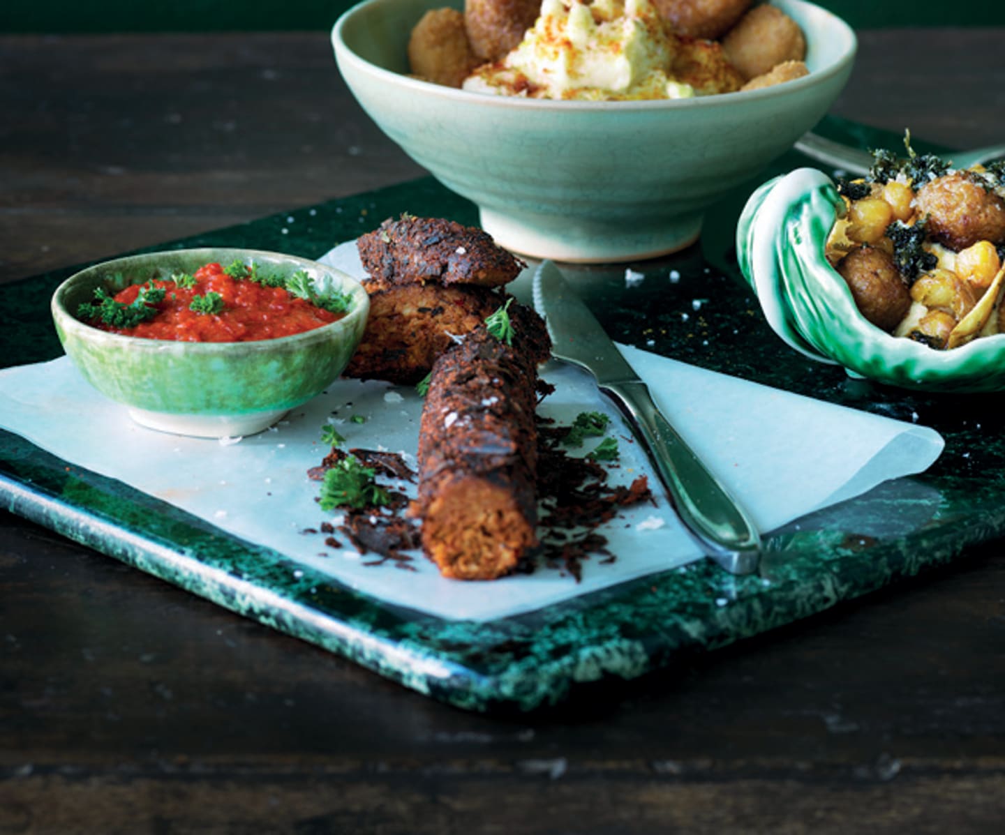 Vegochorizo på Formbar Vegofärs Ärta med ajvar relish