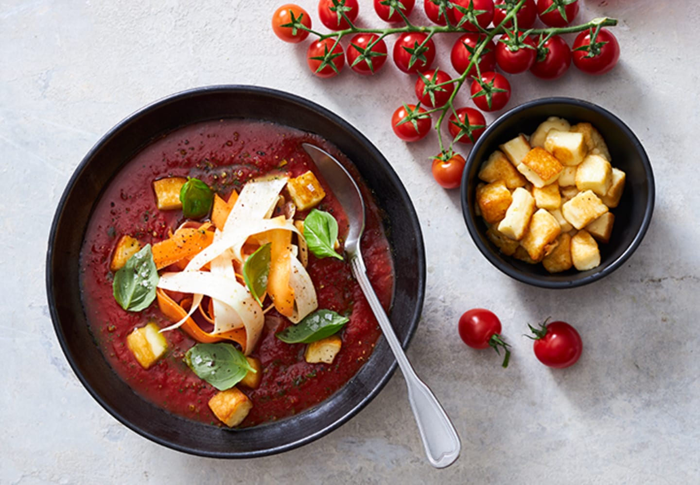 Tomatsoppa med Pannoumikrutonger