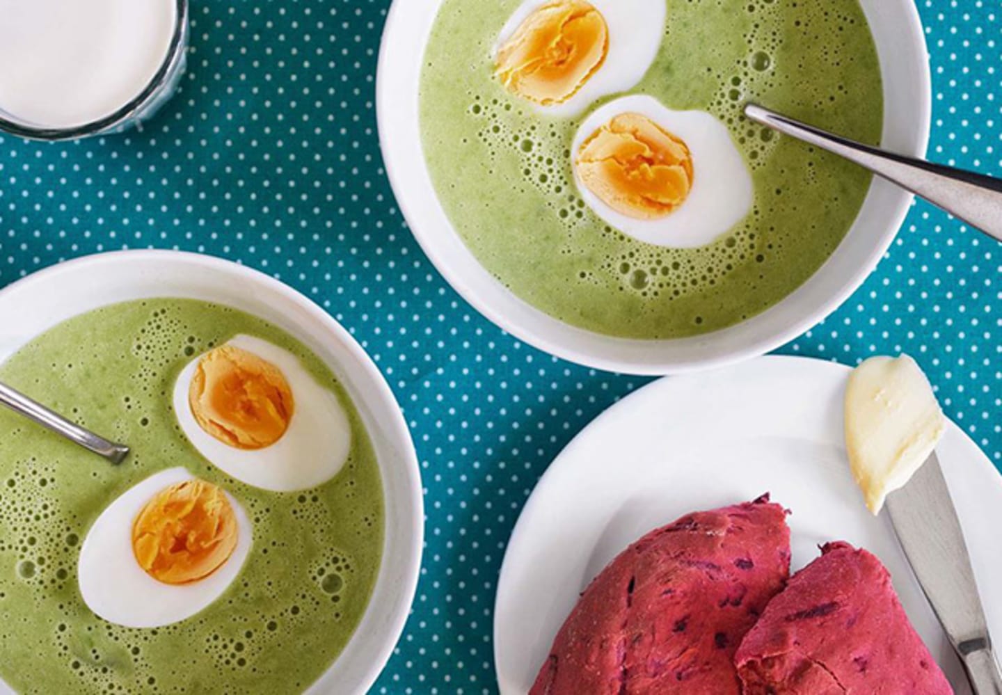 Grön ärtsoppa med ägghalvor och hembakat rödbetsbröd