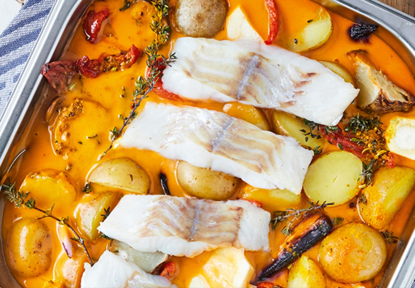 Ugnsbakad Alaska Pollock med rotfrukter i röd curry och kokos 