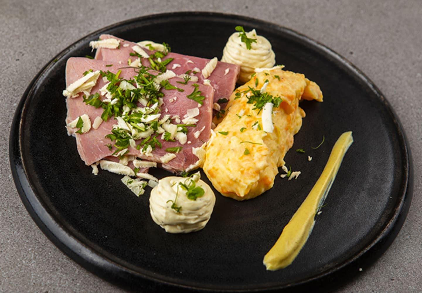 Rimmad fläskbog med solmos och pepparrotscréme