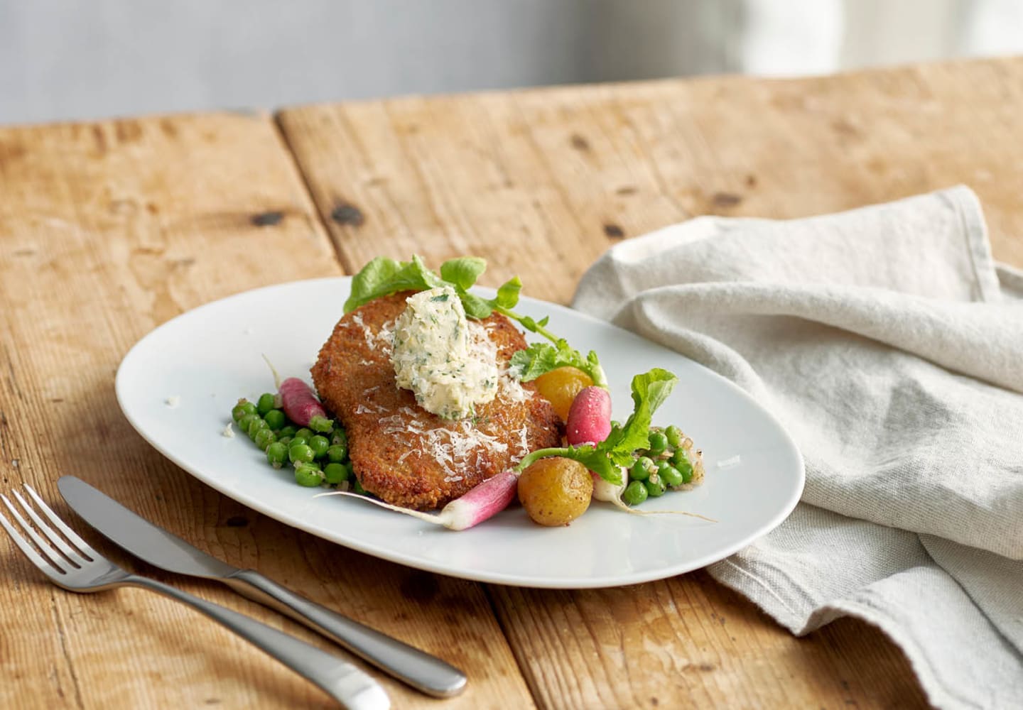 Schnitzel med grönärtscréme, kapris och ansjovis 