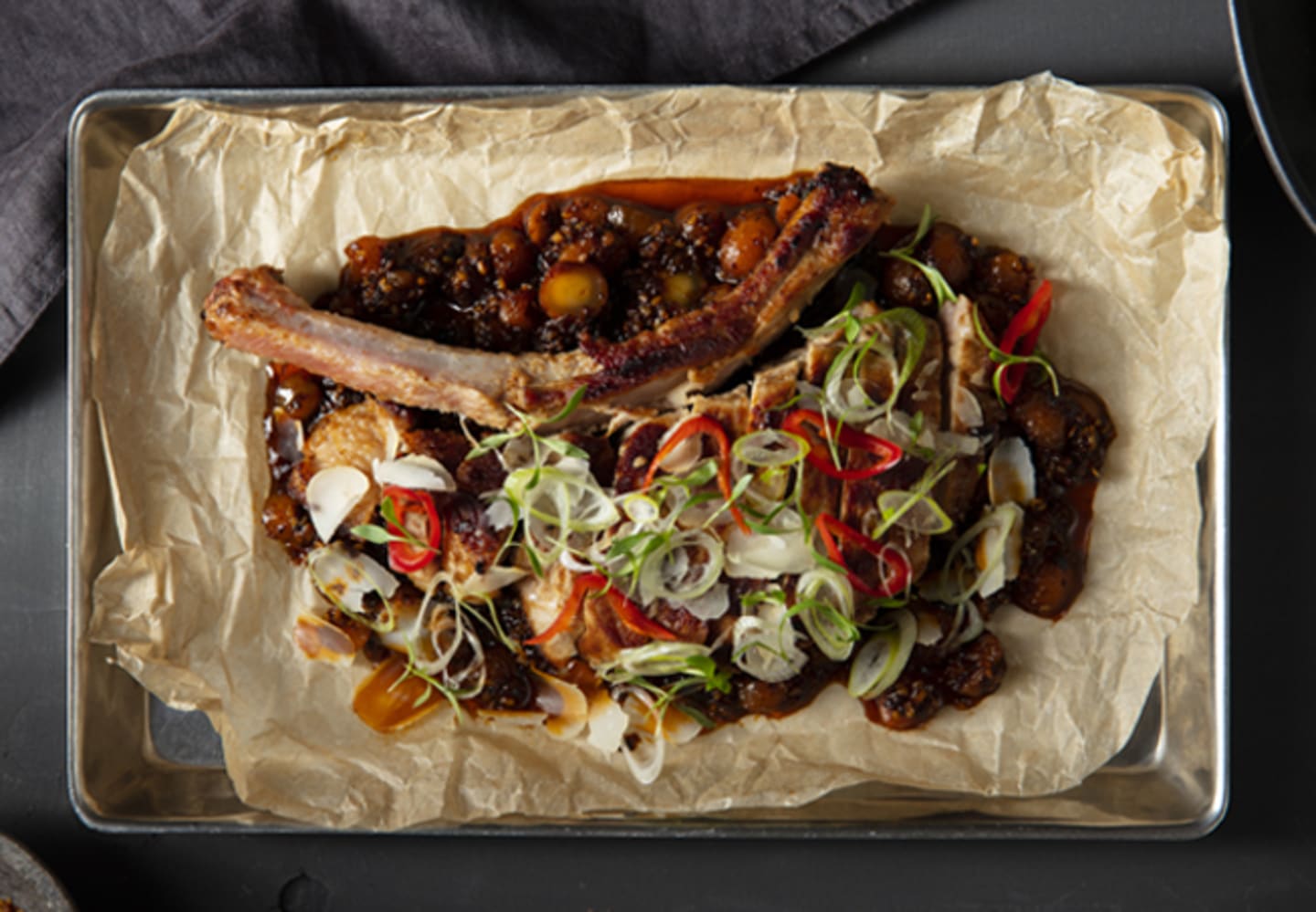 Vitlöksstekta kotlettracks med salsa macha