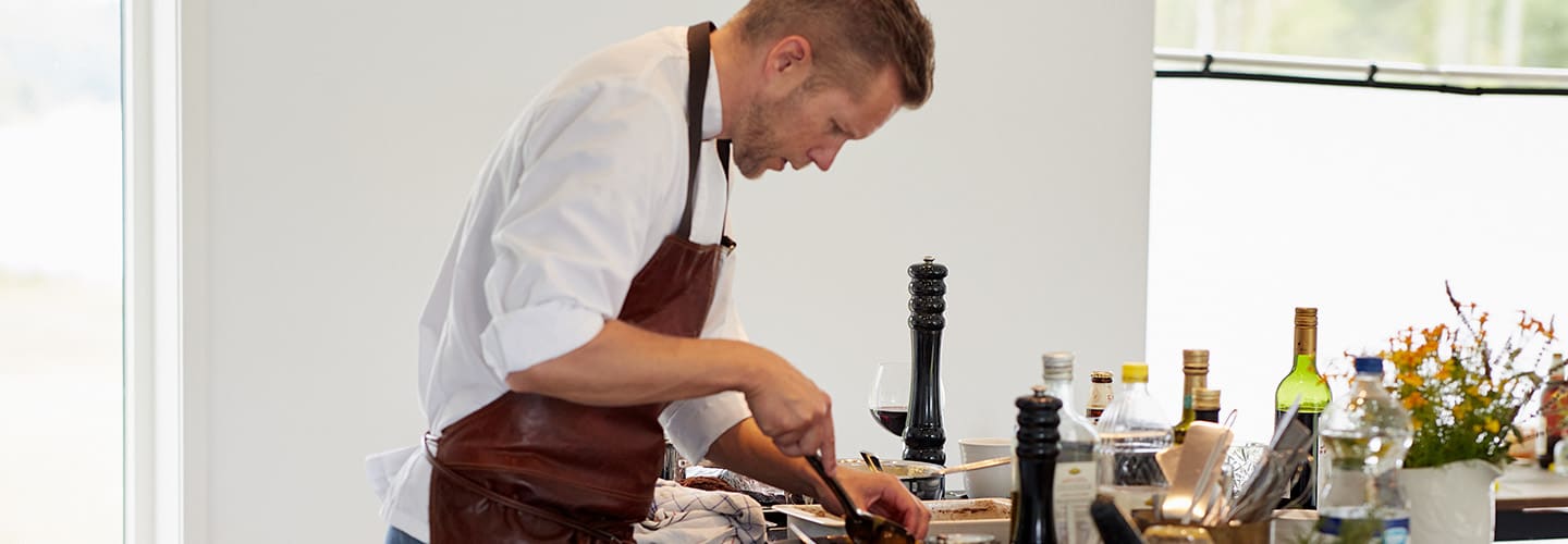 Tänk om alla skolor kunde ha en matsalsvärd, som fanns på plats i skolrestaurangen för att presentera maten och "sälja in den" till barnen. Och ta hand om alla frågor. Det tror jag skulle hjälpa till att minska matsvinnet också.