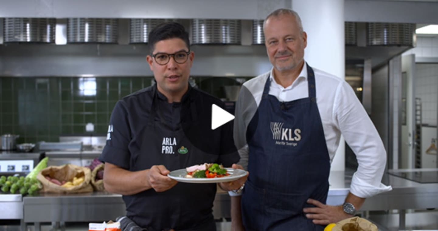 Videominiatyr: Hector Hernandez från Arla och Anders Lundgren från KLS berättar om hållbara initiativ de arbetar med. Hector tillagar grillad pluma med auberginekräm och sotade grönsaker. 
