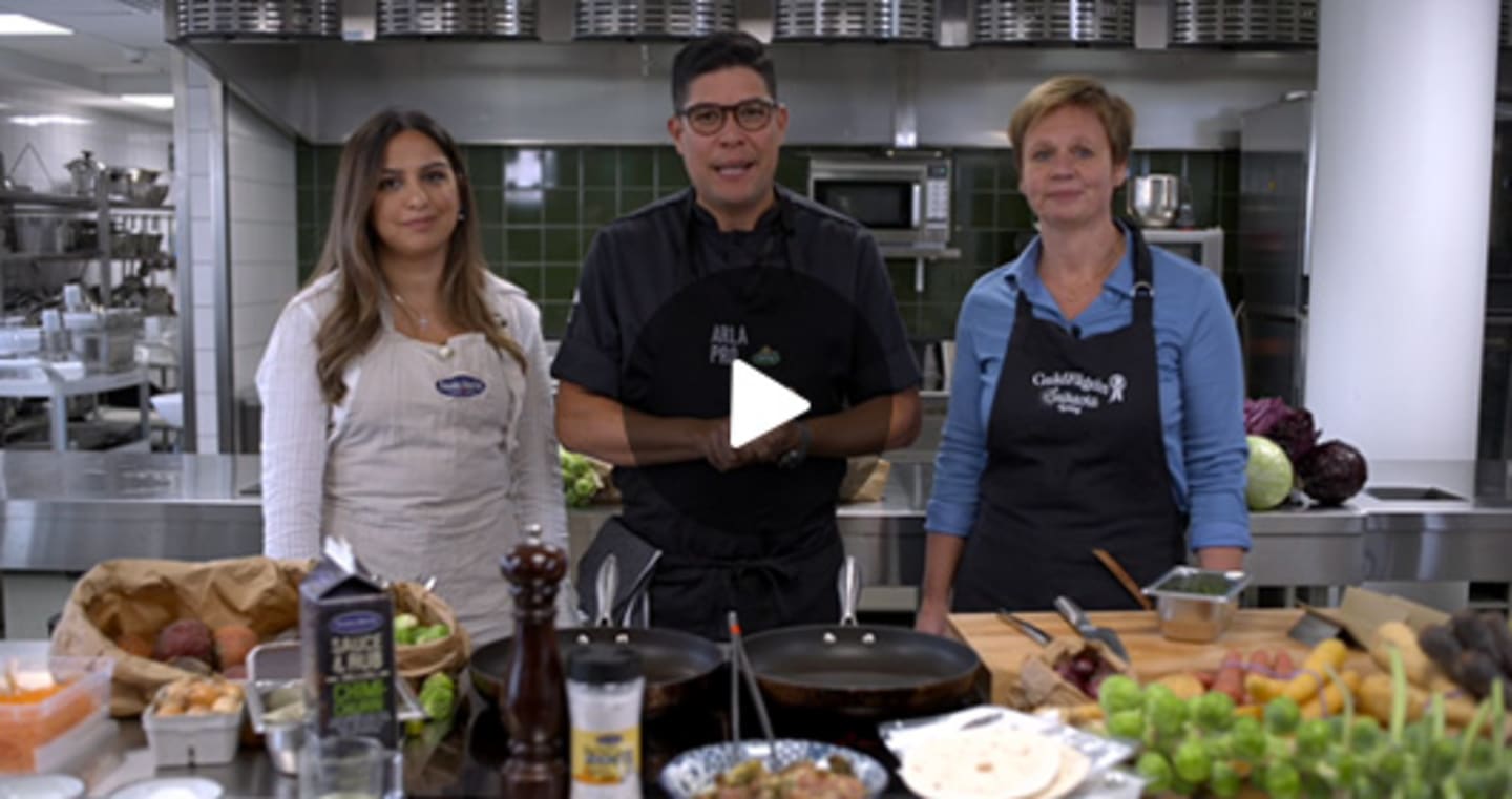 Videominiatyr: Sammar Jomha från Paulig PRO och Maria Lövenklev från Guldfågeln delar med sig av hållbara tips och trender. Hector tillagar taco på chimichurrimarinerad kycklinglårfilé.