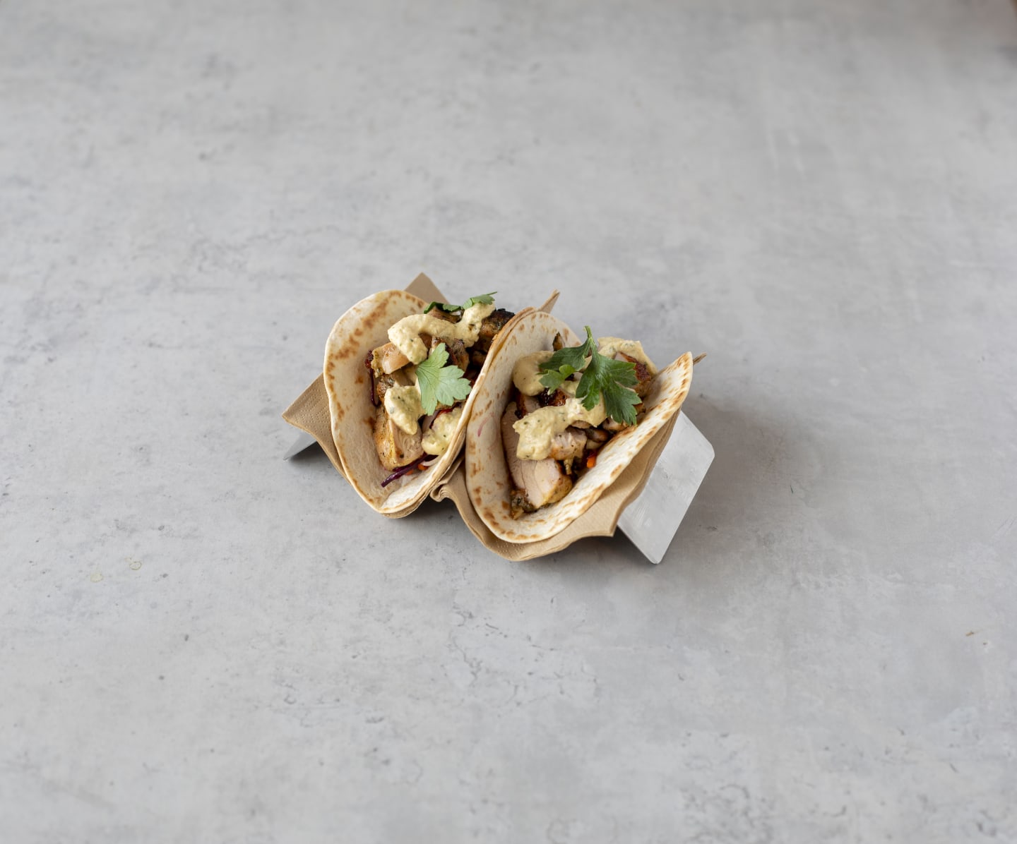 Taco på chimichurri-marinerad kycklinglårfilé med citron- och persiljekräm 