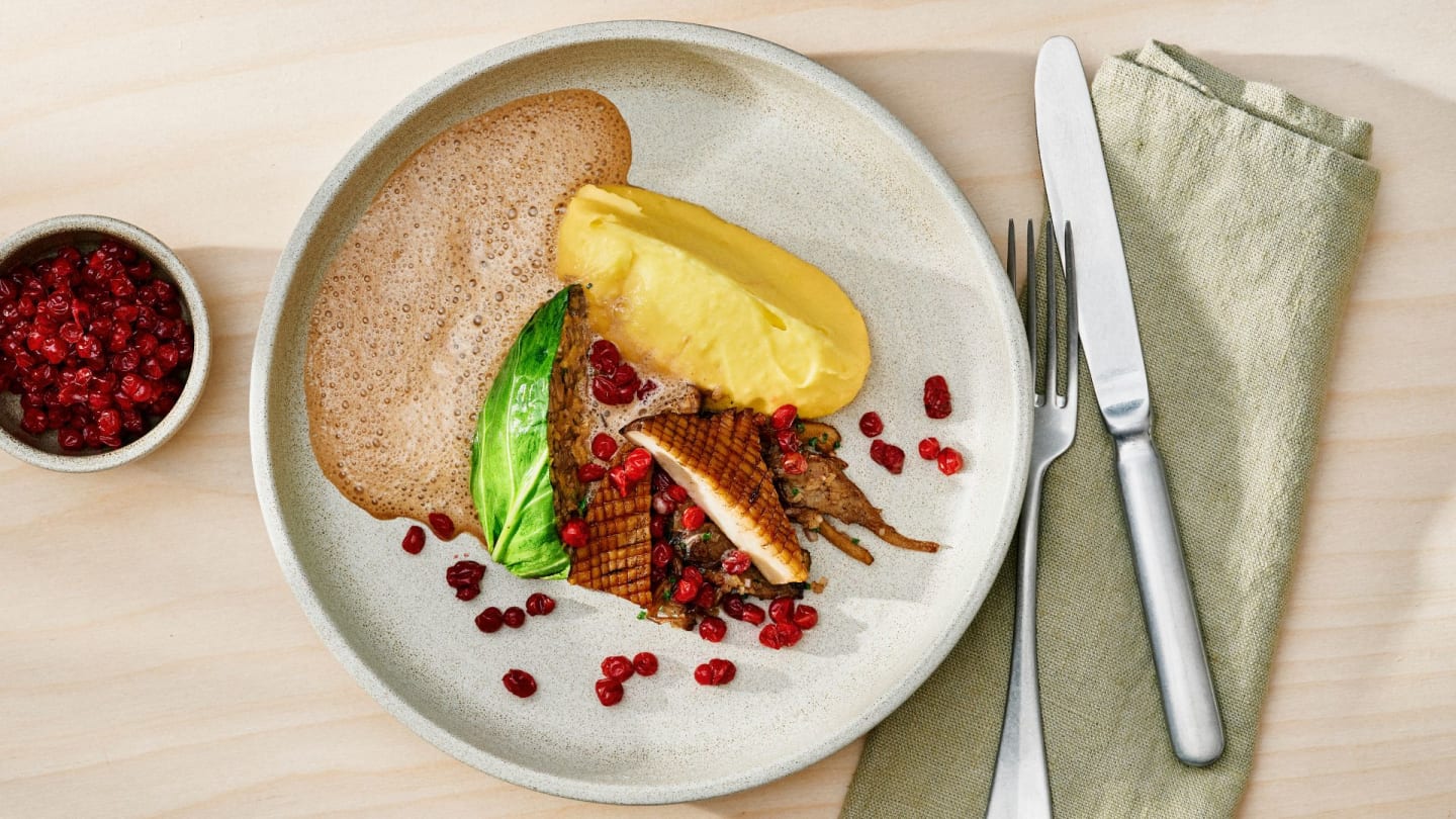 Kålbakelse fylld med lupinbönor och svamp
