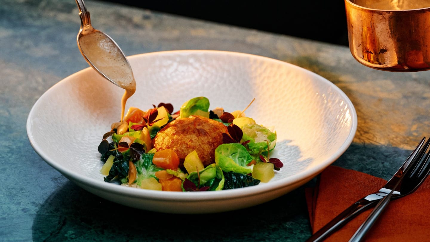 Friterad kroppkaka med varm kålsallad och syrligt äpple