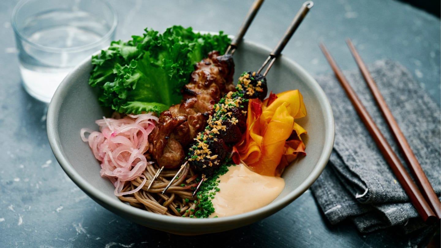 Noodle bowl med spett på semitorkad beta och fläsk