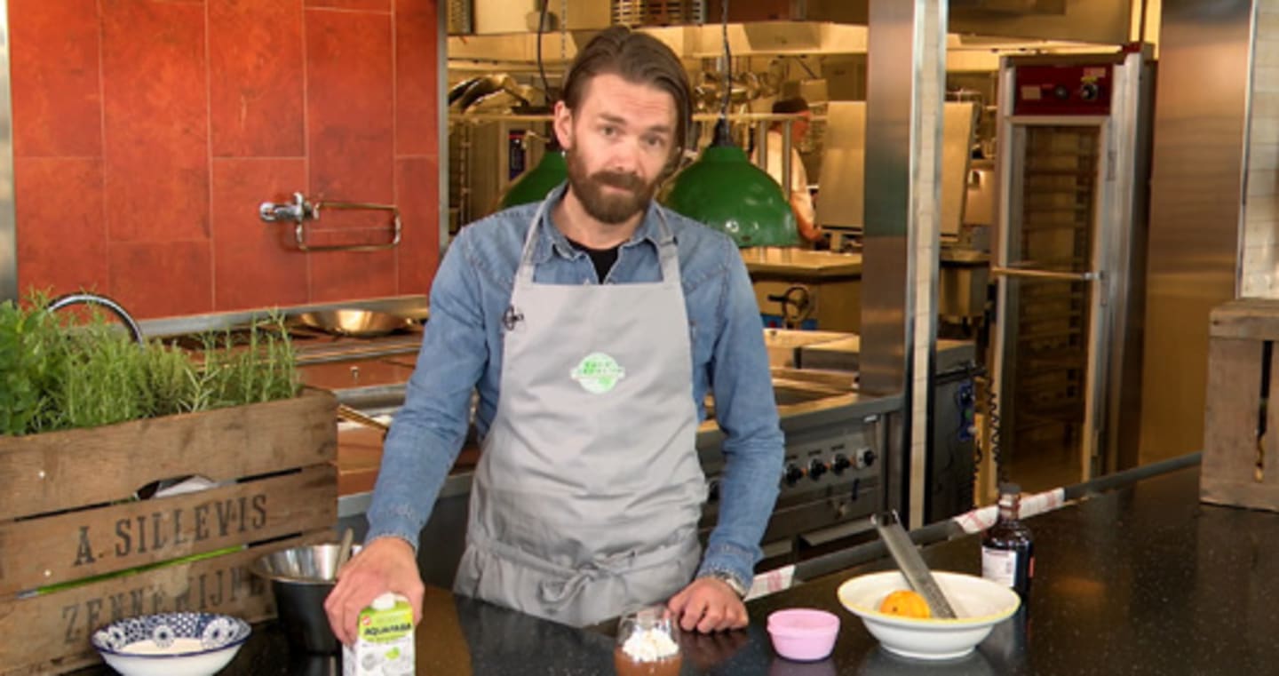 Videominiatyr: Se Mattias laga vegansk chokladmousse