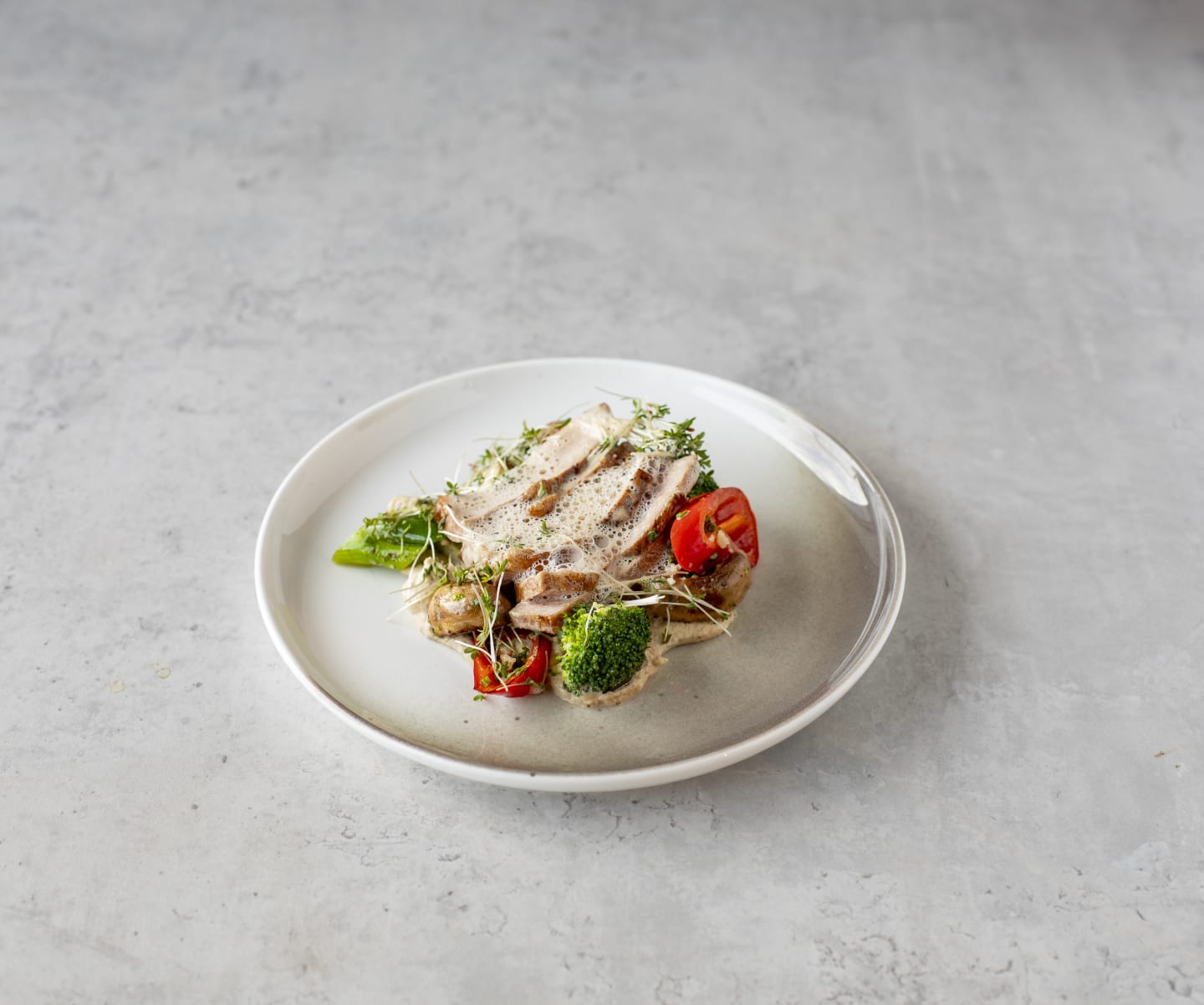 Grillad pluma med auberginekräm, brynt smörsås och sotade grönsaker