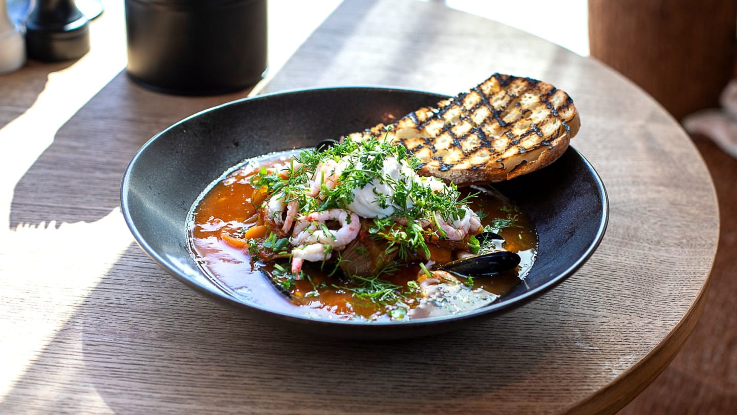 Bouillabaisse serverad på tallrik från serien Rhea