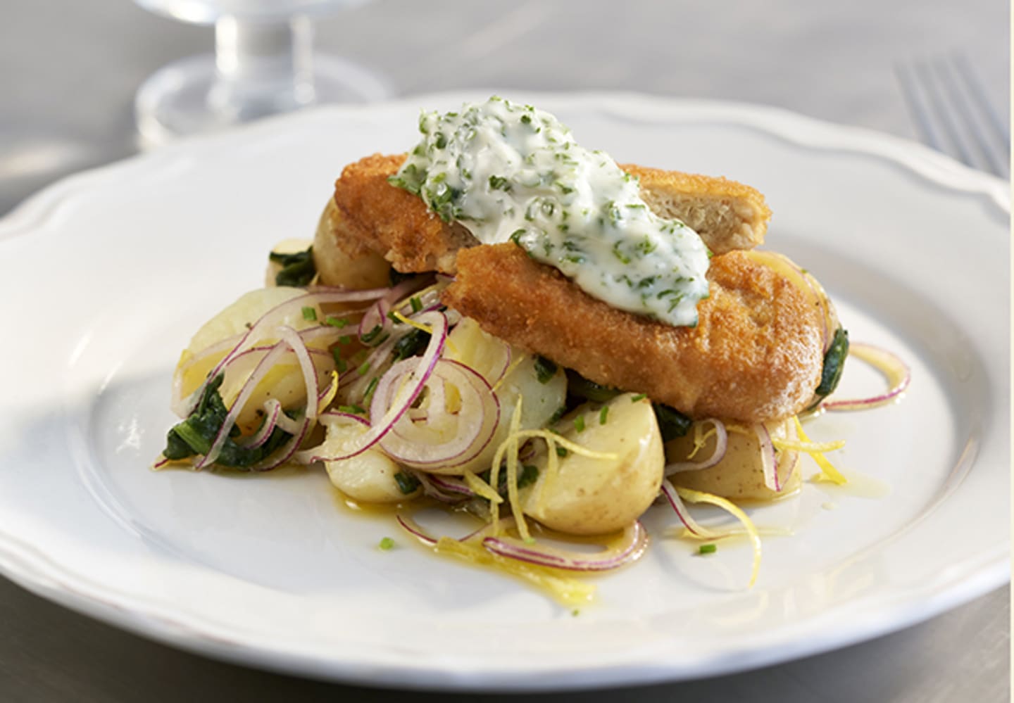 Nybakad Vegoschnitzel med ljummen potatissallad och örtkräm