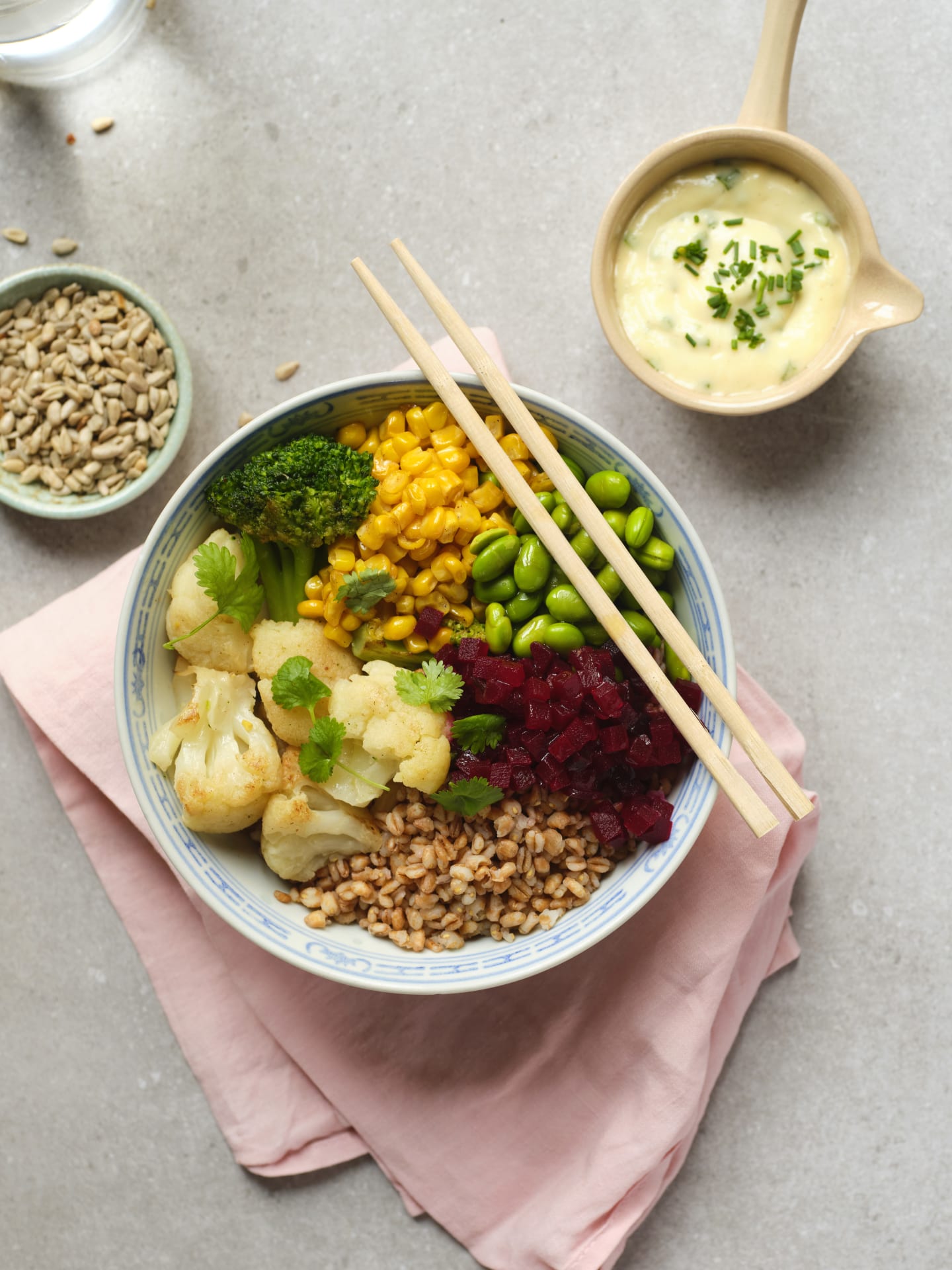 Krispig grön poké bowl med rödbetor, broccoli, blomkål, majs och sojabönor