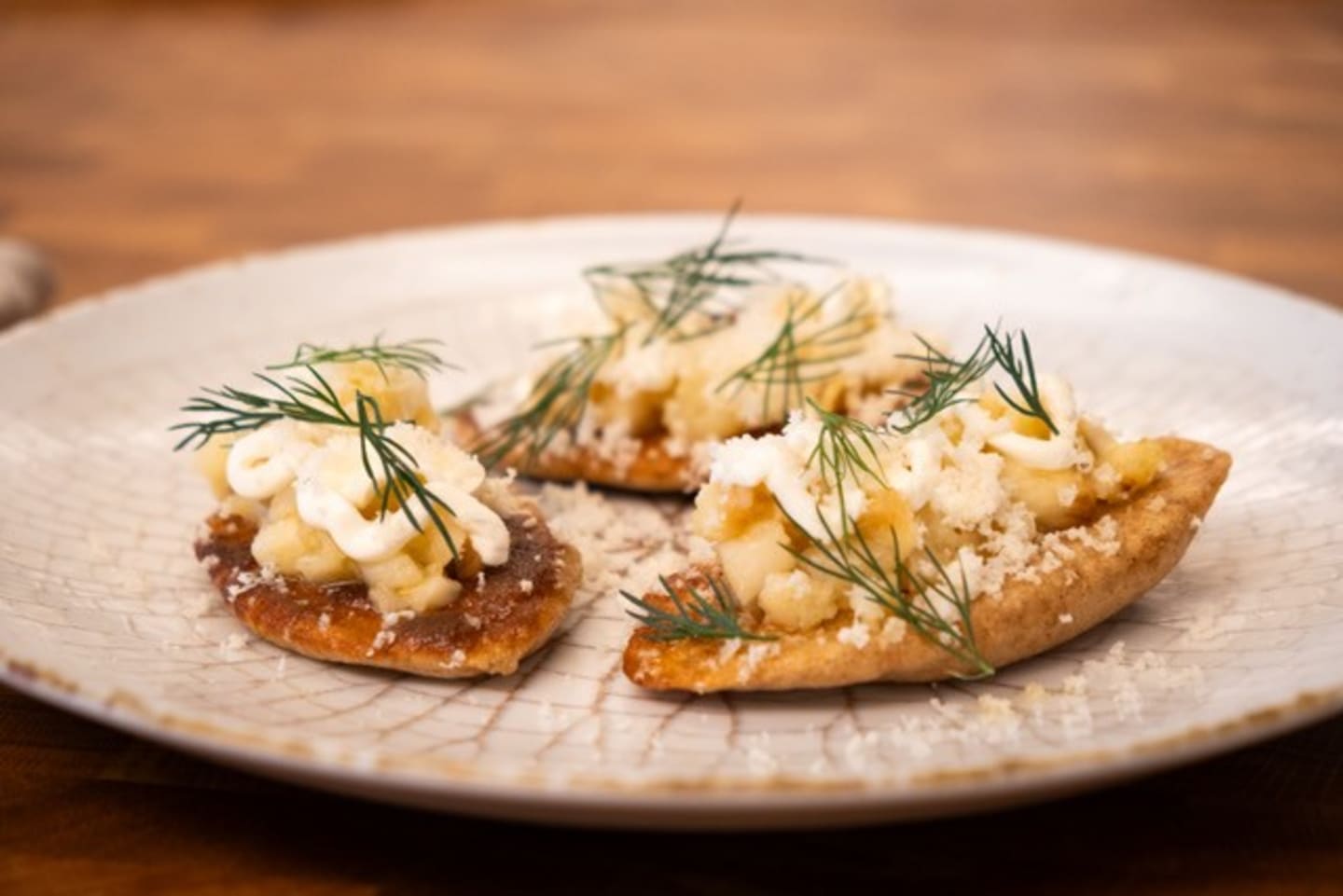 Rågpannbröd med bakad rotselleri, pepparrot och dill