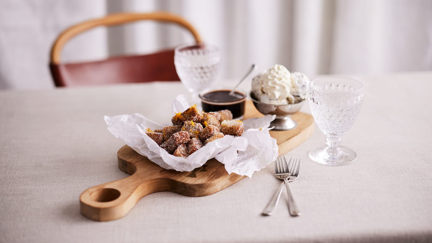 Banana bites med chokladsås och glass