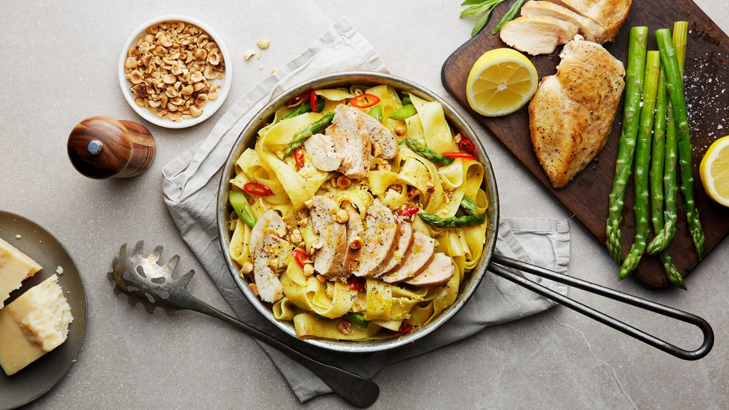 Citronmajskyckling, pasta med dragonsmörsås, grön sparris & rostade hasselnötter