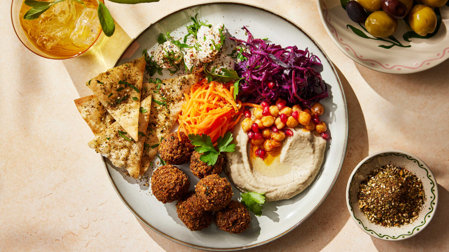 Falafeltallrik med krämig hummus