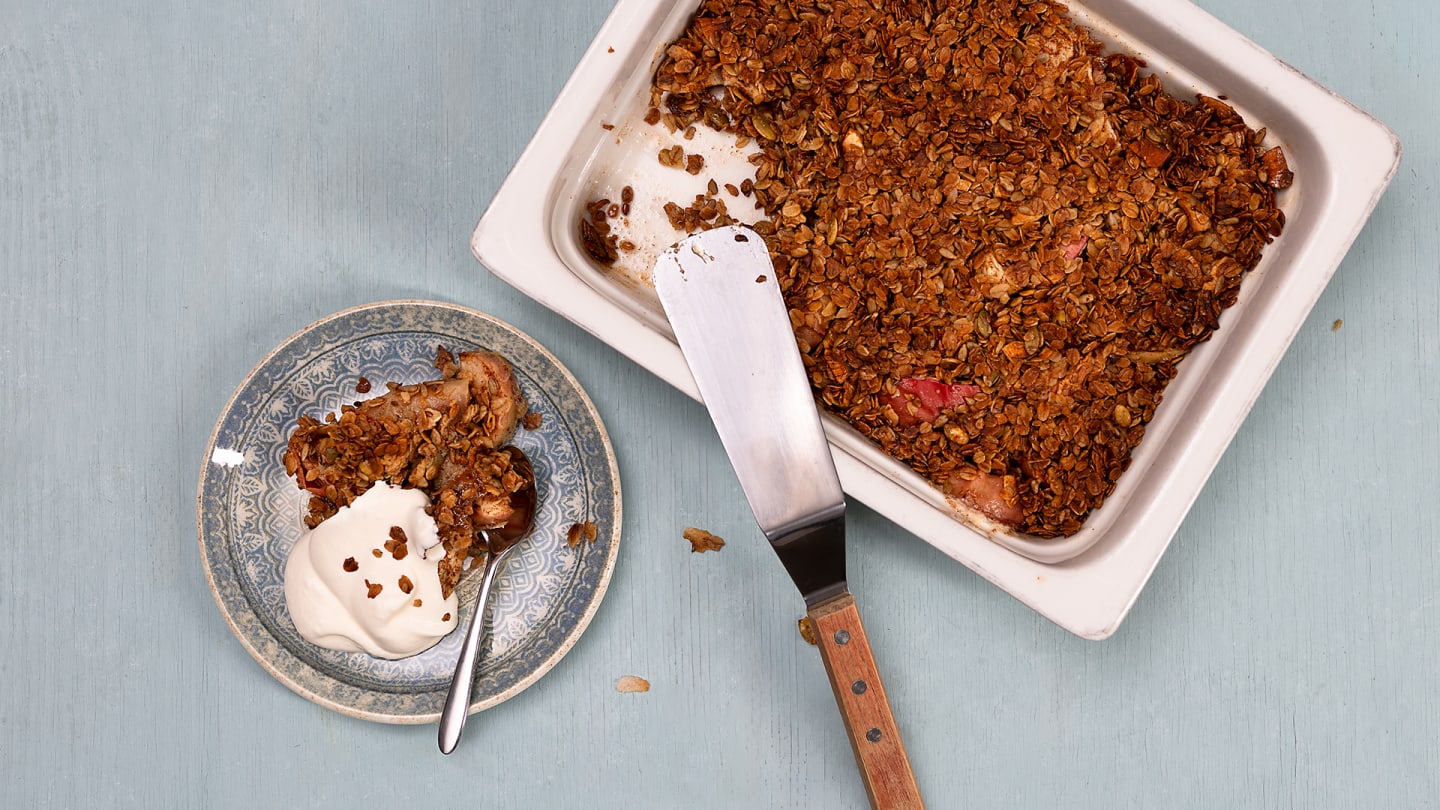 Äppelsmulpaj med naturell granola