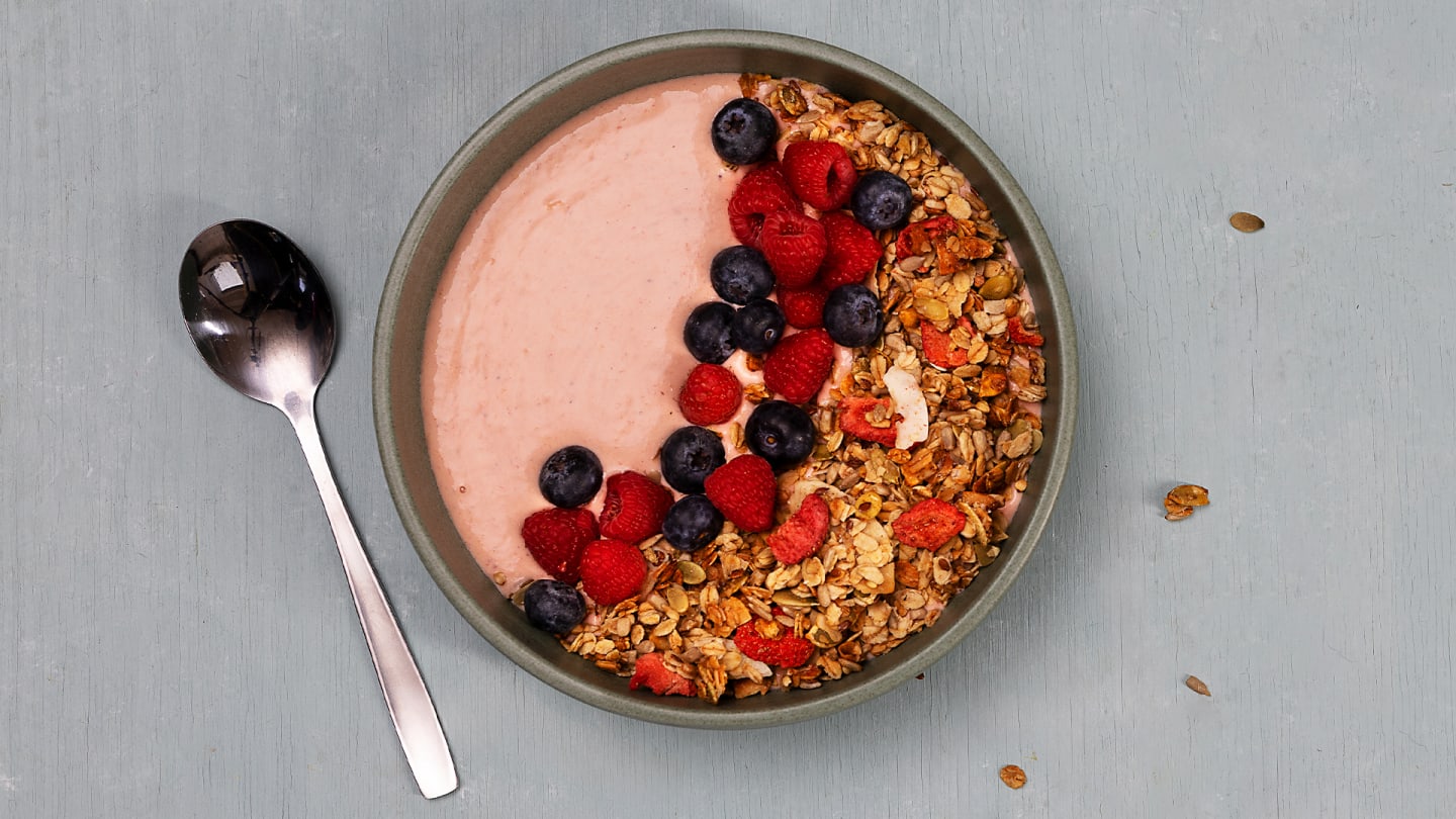 Smoothiebowl med jordgubbsgranola och färska bär