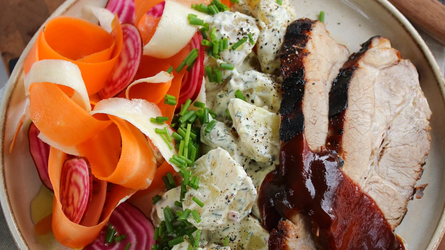 Tre-i-ett-glace grillad karré med potatissallad och syrlig rotfruksallad