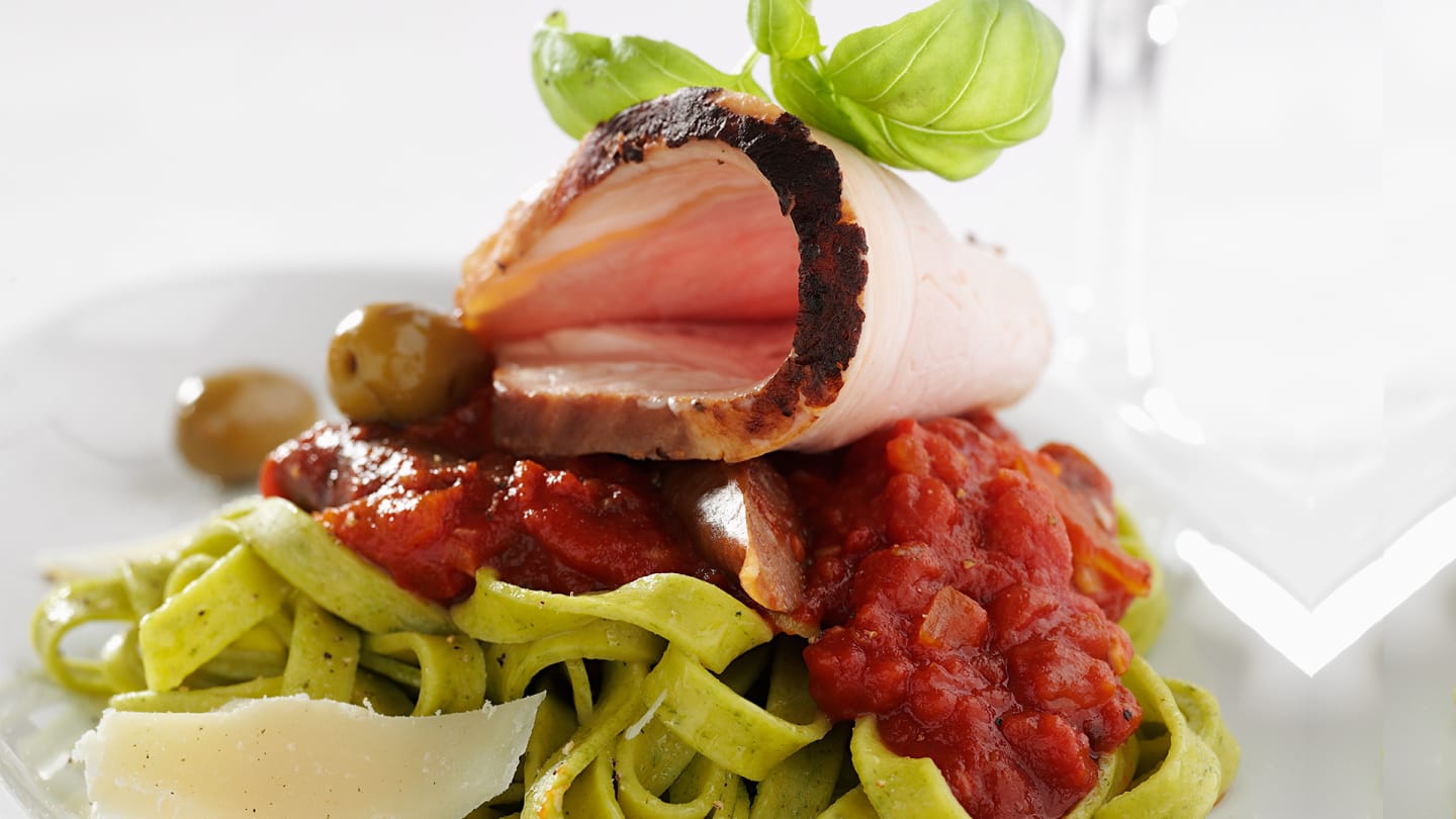 Helstekt kotlettrad med spenattagliatelle och tomatsås diablo