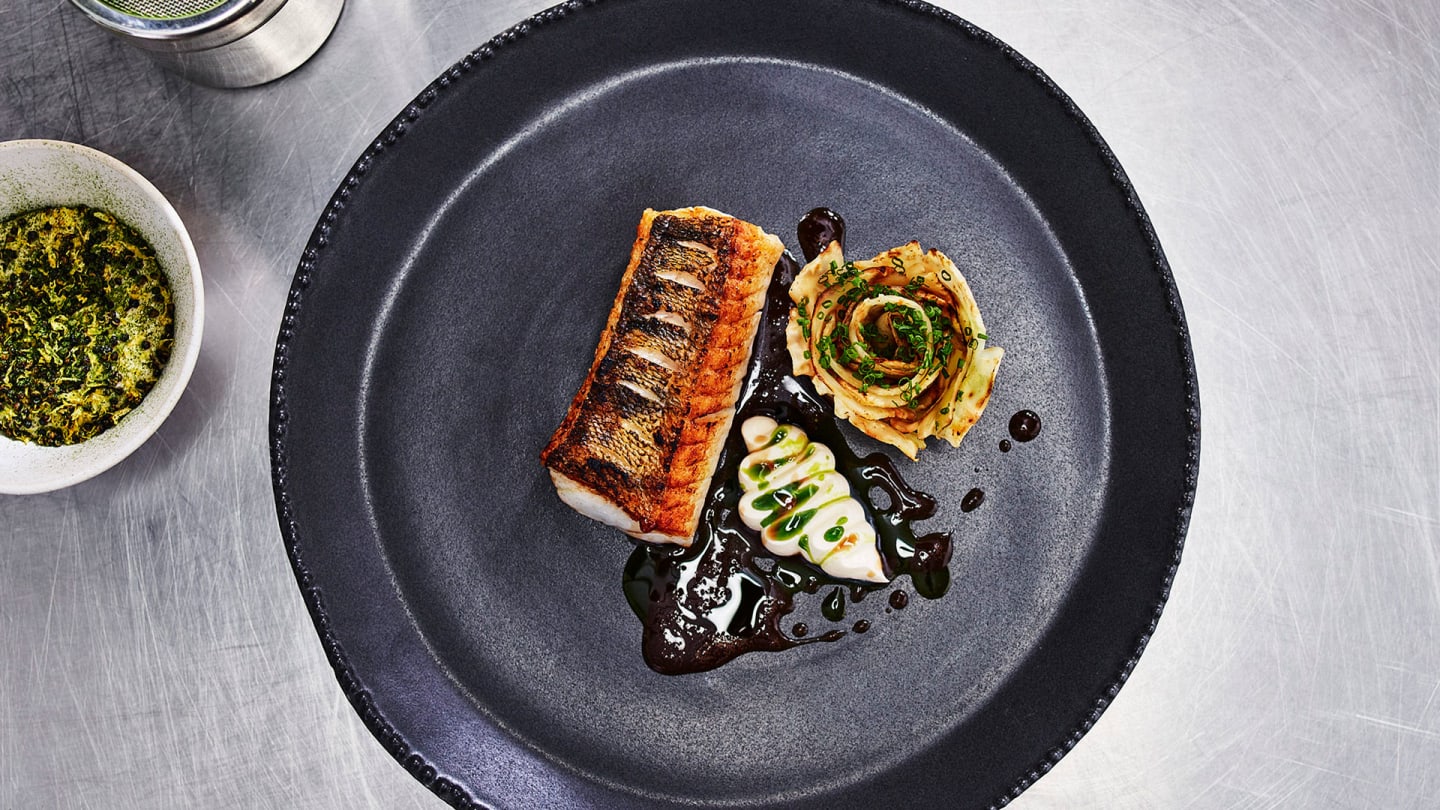 Stekt gös med rökt crème fraiche och sifonskum på potatis och vitlök